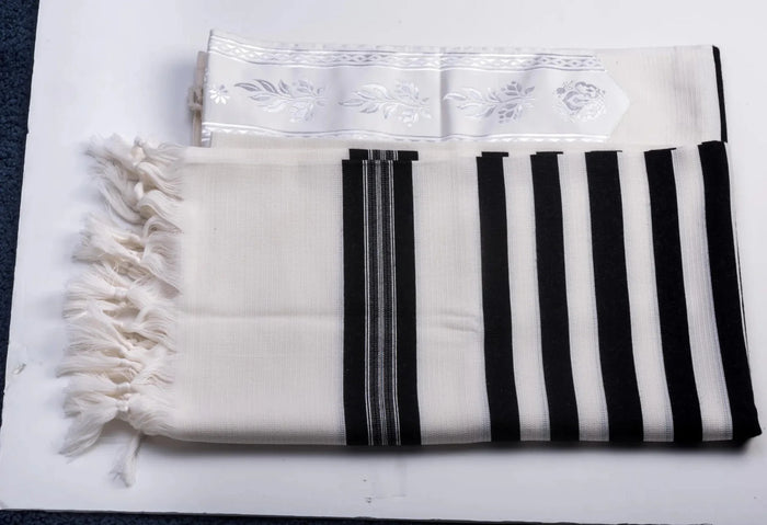 Non-Slip vs. Smooth Wool Tallit: Which Weave Should You Choose?