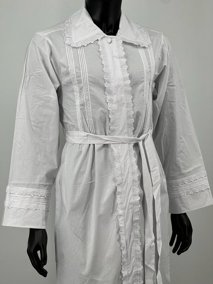 White Kittel with lace details on a mannequin against a plain background.