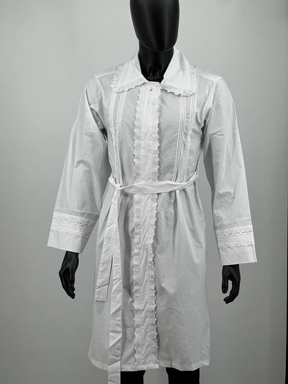 White Kittel with lace details on a mannequin against a plain background.