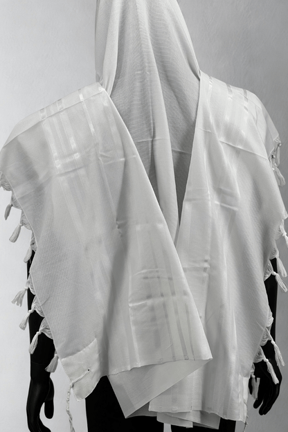 Close-up of a mannequin wearing a white Acrylic Tallit Chatanim with a hood. The tallit features a textured woven pattern