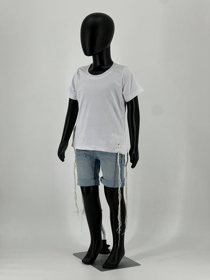 Mannequin wearing a white O-neck short-sleeve Tzitzit T-shirt with white fringes (Tzitzit) hanging from the corners, paired with light blue denim shorts. The garment is styled in accordance with traditional Jewish customs. Displayed against a plain light background.