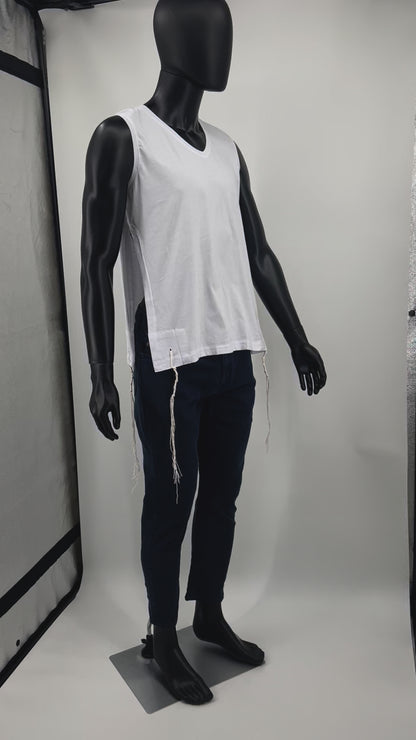 Tzitzit T-shirt on a maneken 